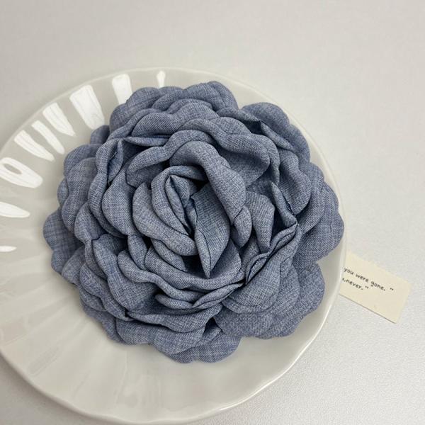 Blombrosch Camellia Pin GRÅ grey