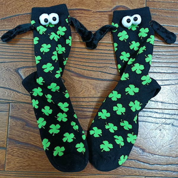 Roligt par som håller strumpor som håller händerna Sock STYLE 7 STYLE 7 Style 7
