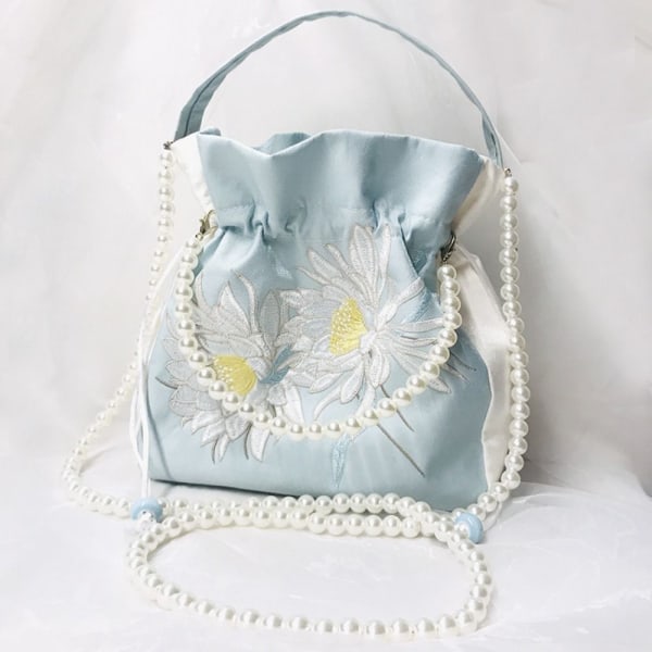 Broderad blompåse med dragsko Godispåse 8 8 8