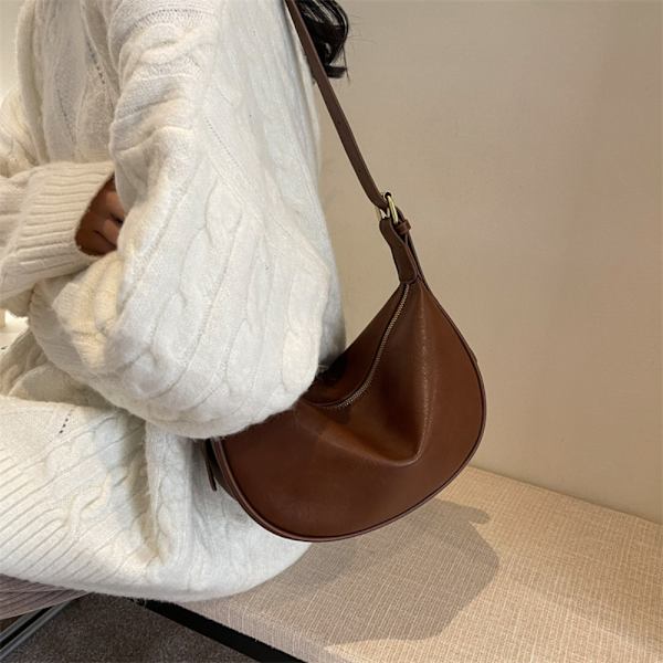 PU-nahkainen Crossbody-laukku Suurikokoinen olkalaukku RUSKEA Brown