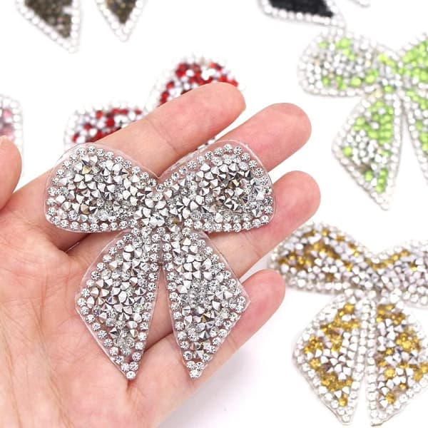 Rosett med strass-applikationer för kläder