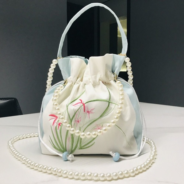 Broderad blompåse med dragsko Godispåse 9 9 9