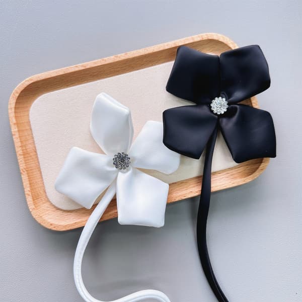 Krageblomst Blomsterbrosje SVART Black