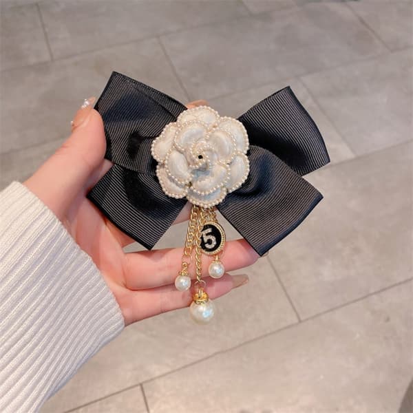 Pärltofs Brosch Retro Rosett Brosch VIT White