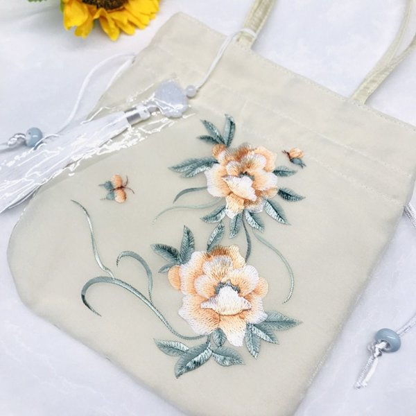 Broderad blompåse med dragsko Godispåse 7 7 7