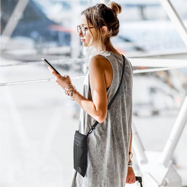 Passport Pouch Neck Lompakko MUSTA black