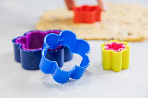 Sett med seks blomsterformede kakeformer i plast