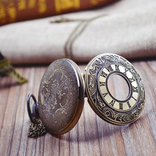 Steampunk-tyyliä oleva vintage-taskukello ketjulla