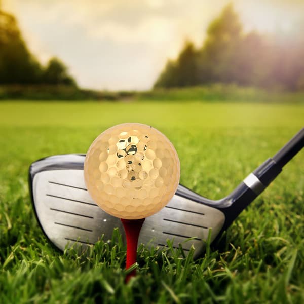 3 kpl kultaisia kumisia golfpalloja ulkourheiluvälineitä