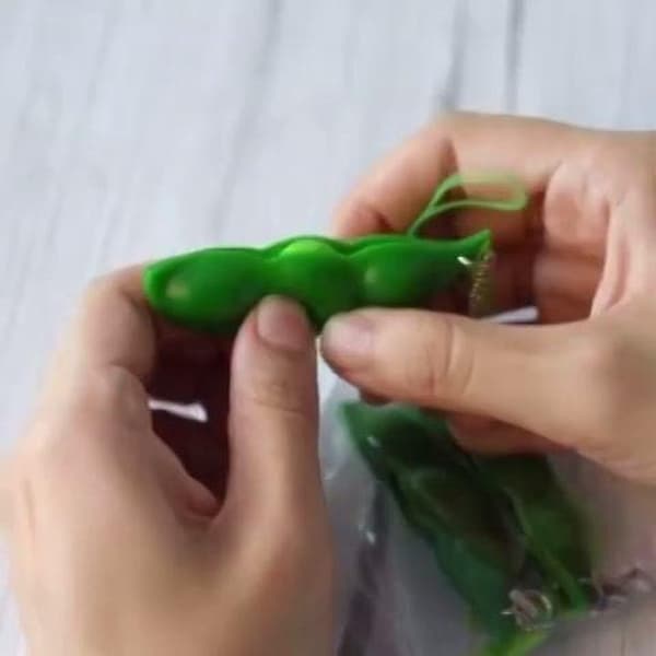 Fidget Bean - Fidget Keychain - 4 Pieces - Pop it - Squeeze it - Peas - Beans Fidget - Pop up Fidget - Anti-stress Toy - Keychain