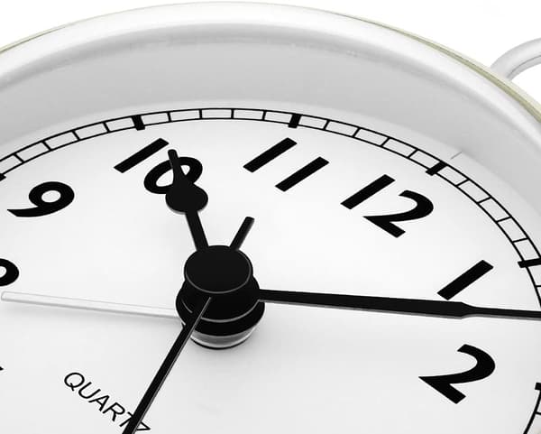 Silent Non-Ticking Alarm Clock, Battery Operated Bedside Clock, Desk Clock for Bedroom, Easy to Read, Night Light Function. Green Gream Gream