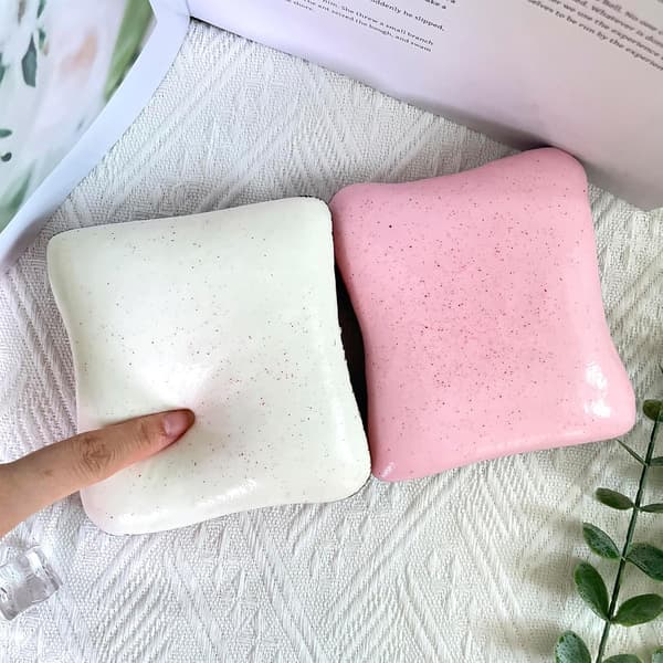 Smörbröd Squishy, Långsamt stigande Squishy, Stressbollar, Stresslindring & Fidget för ADHD, Partyfavoritpresent (Rosa och Vit)