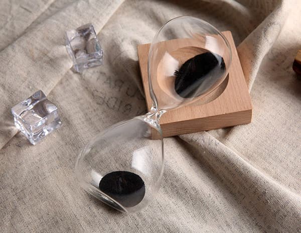 Magnetisk sandtimer 3 minutter: med sort magnetisk jernpulver og træbase, 3 minutter, timeglas til kontordekoration