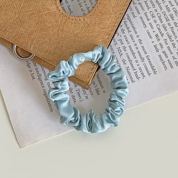 Liten sömlös scrunchie i satin, ny elegant scrunchie i satin, mångsidig håraccessoar för kvinnor