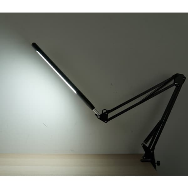 LED skrivebordslampe med justerbar svingarm Svart