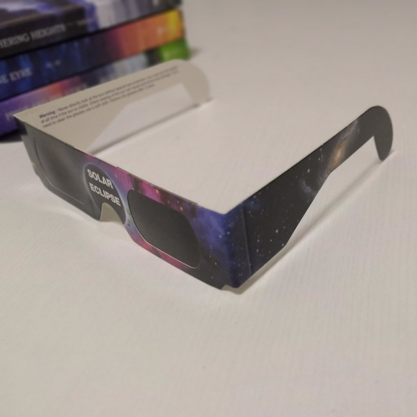 Solformørkelsesbriller 2024 CE og ISO-sertifisert med seks holdbare papirrammer i forskjellige farger for direkte solvisning 24 pack