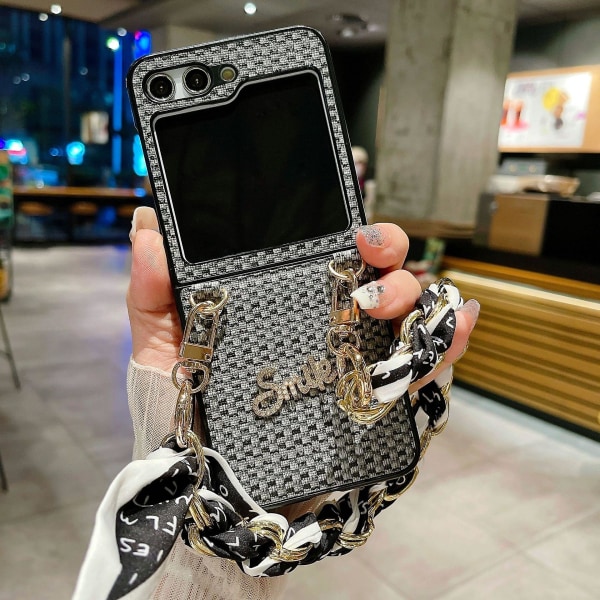 Kudotun tekstuurin iskunkestävä phone case Samsung Galaxy Z Flip 5:lle, jossa on ylellinen irrotettava ketju rannehihna rannekoru silkkihuivi Black