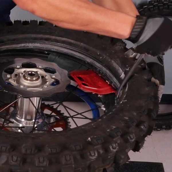 Fælgbeskytter, hjul og dækværktøj til montering af atv-dæk