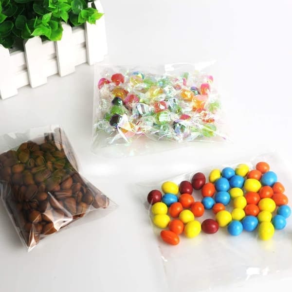 Förpackning med 100 transparenta plastcellofanpåsar med självhäftande klämma
