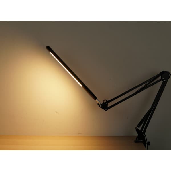 LED skrivebordslampe med justerbar svingarm Svart