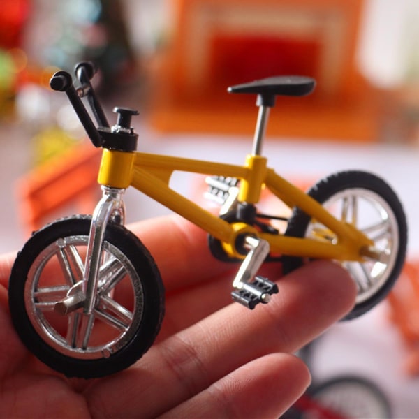 Miniatyyri maastopyörän polkupyörämalli, ulkona käytettävä nukkekotitarvike Lasten tee-se-itse-lelu Green