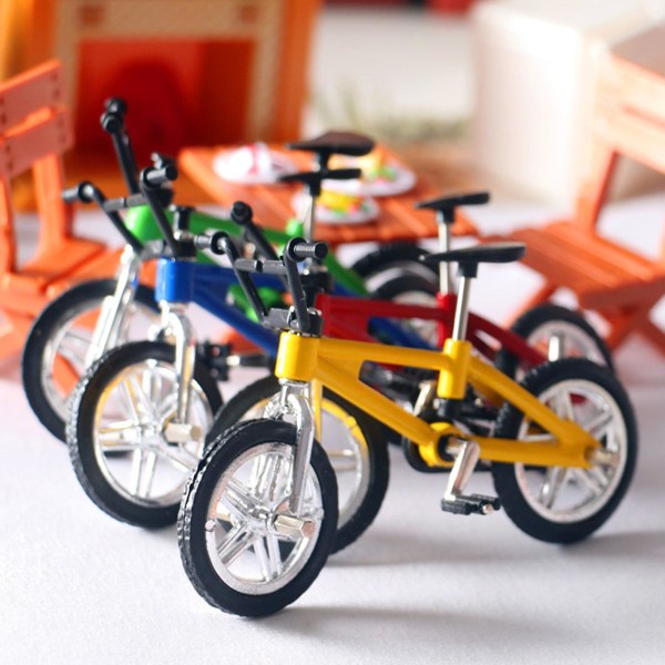 Miniatyyri maastopyörän polkupyörämalli, ulkona käytettävä nukkekotitarvike Lasten tee-se-itse-lelu Red