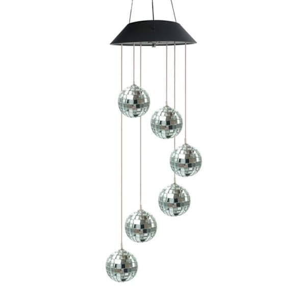 Riippuvat LED-aurinkotuulikellot peilipallolla