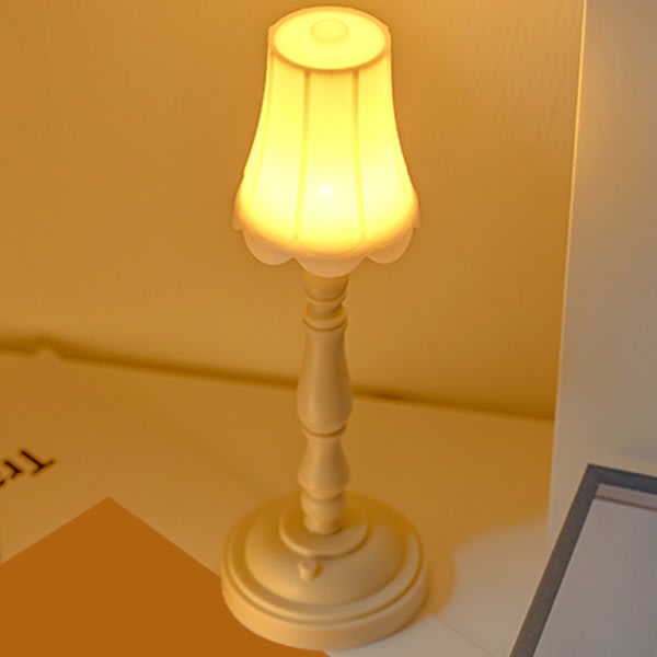 Minidockhusmöbler, lampskärm, skrivbordslampa med LED-ljusmodell, låtsasleksaker för barn white
