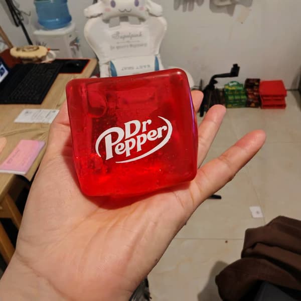 Needoh Nice Cube, et stresslindrende legetøj lavet af maltose og hoppende slik.