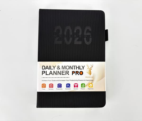 Dagkalender 2026 - A5 Sort Foret Notesbog med Rem (180 Ark) 394