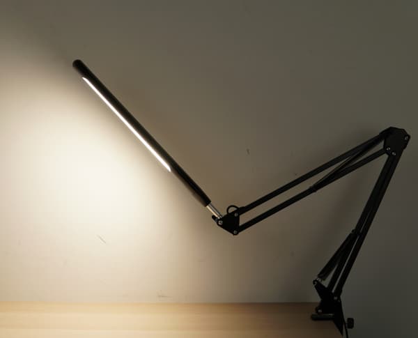 LED bordlampe med justerbar svingarm Sort 807