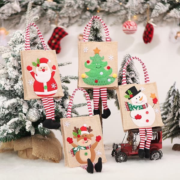 4 stycken presentpåsar med tecknade ränder för jul