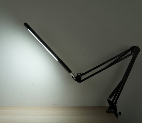 LED bordlampe med justerbar svingarm Sort 807