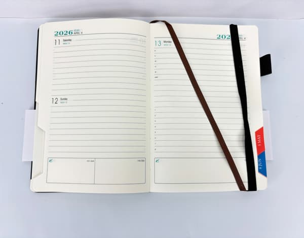 Dagkalender 2026 - A5 Sort Foret Notesbog med Rem (180 Ark) 394