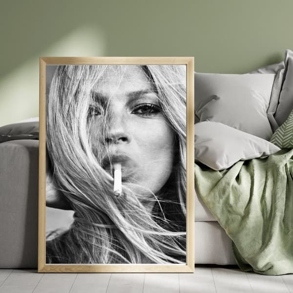Kate Moss Rökande Poster – Ikonisk & Stilfull Väggkonst 30x40 cm