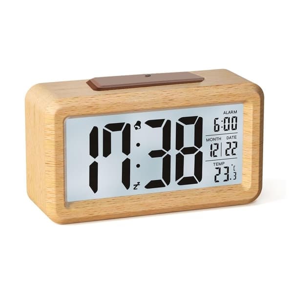 Digital väckarklocka i trä med LCD-skärm, utrustad med smart ljussensor och snooze-funktion