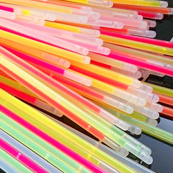 100 kpl glowstick-rannekkeita, itsevalaiseva monivärinen