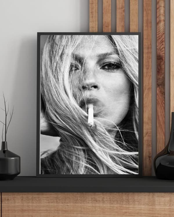Kate Moss Rökande Poster – Ikonisk & Stilfull Väggkonst 21x30 cm