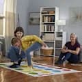 Twister-pyörityspeli, sopii perheviihteeseen ja vanhemman ja lapsen väliseen vuorovaikutukseen.