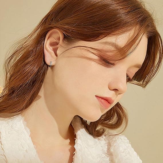 Et par øreringe med hængslet design, velegnet til ørebrusk, aurikel, tragus