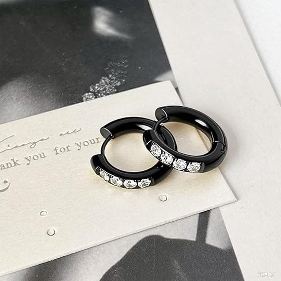 Et par øreringe med hængslet design, velegnet til ørebrusk, aurikel, tragus