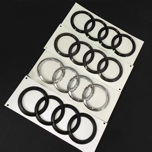 Audi sort sans-serif logo ring, universal til front og bag, passer til A1, A3, A4 og A5 modeller. Dimensioner: 273mm x 192mm