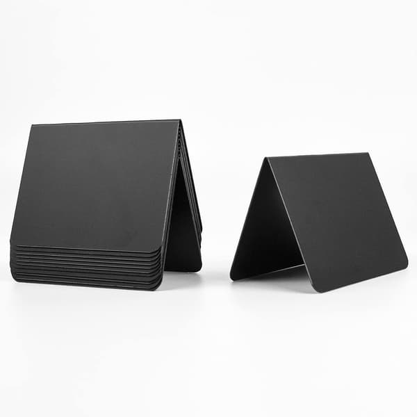 En pakke med 10 mini tavleskilte, der måler 10x7,5 cm, velegnet til små steder som madboder, buffeter og spiseborde.