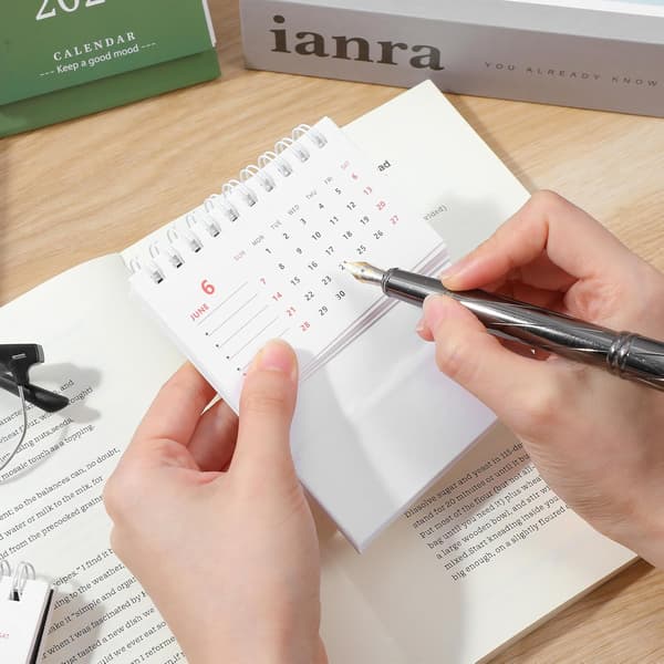 2026 Skrivbordskalender, Liten Skrivbordskalender, Mini Vertikal Blädderkalender Vit