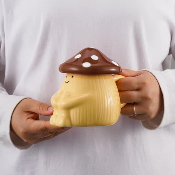 Denna svampformade kaffemugg i keramik är perfekt för hemmet, kontoret och köket.