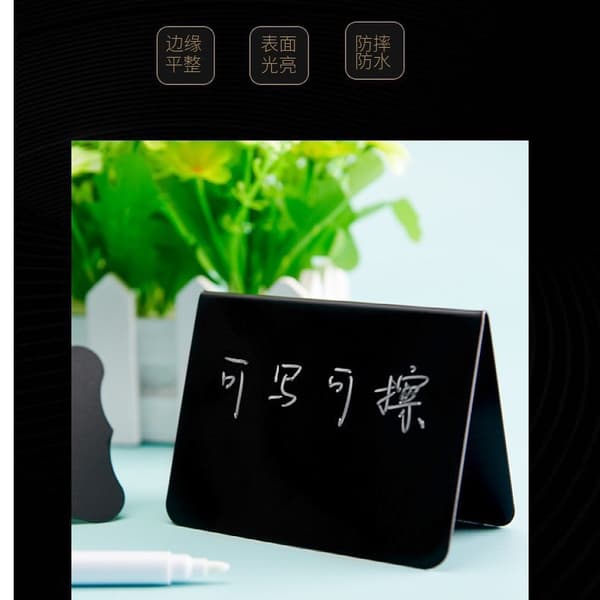 En pakke med 10 mini tavleskilte, der måler 10x7,5 cm, velegnet til små steder som madboder, buffeter og spiseborde.