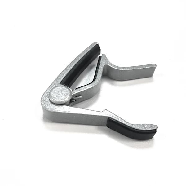 Guitar capo i aluminiumslegering, velegnet til akustiske guitarer, sølv.