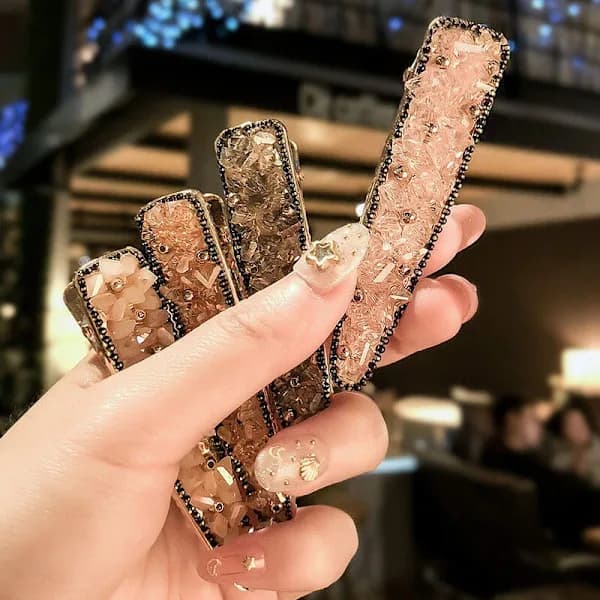 Sett med 6 hårspenner for kvinner med krystallrhinsteiner og perler.