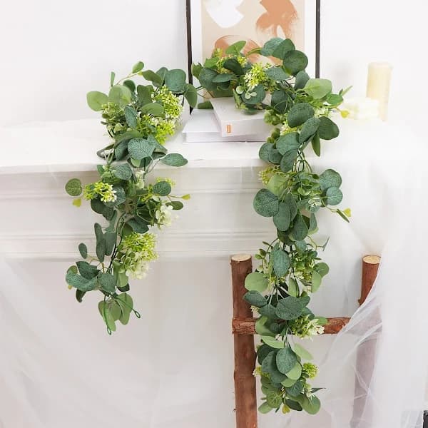 Julepynt: Kunstige eukalyptusblade med blomster, simuleret grøn krans hængepynt.