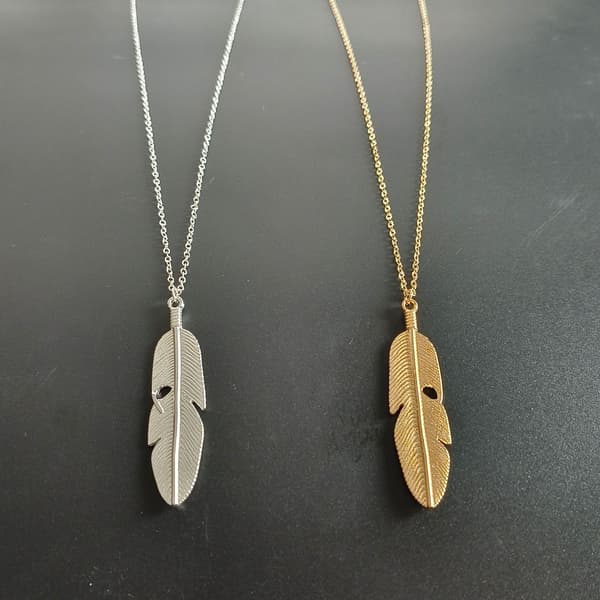 Halsband med silverfjäderhänge, långt halsband i zigenarstil